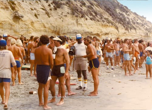 The crowd on the sand, standing and sitting